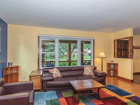 4th image of 3921 Oak Dr