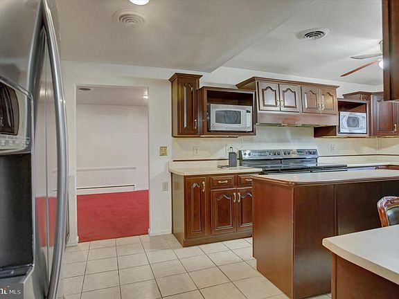 4th image of 158 Colonial Dr