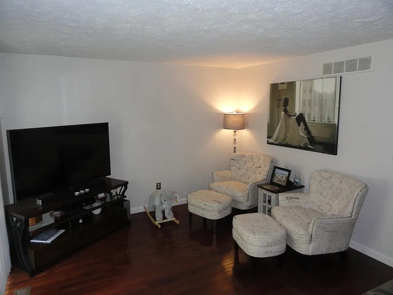 594 Thorncliffe Dr — Photo 3