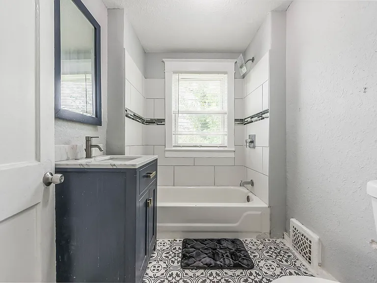Agnes Ave — Photo 4