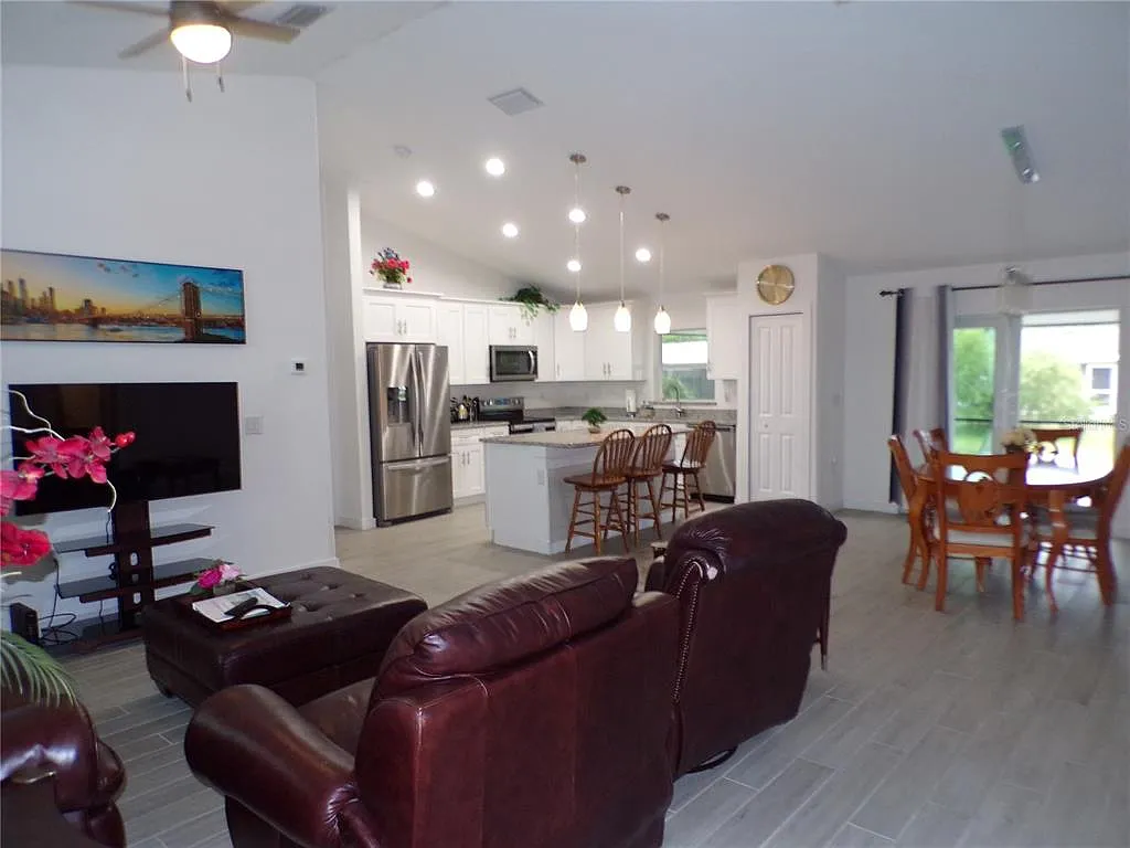 3 bed, 2.0 bath, 1459 sqft, $2,400 — Photo 3