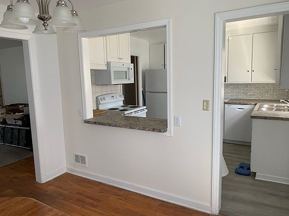 3rd image of 1819 W Hillsdale St #1