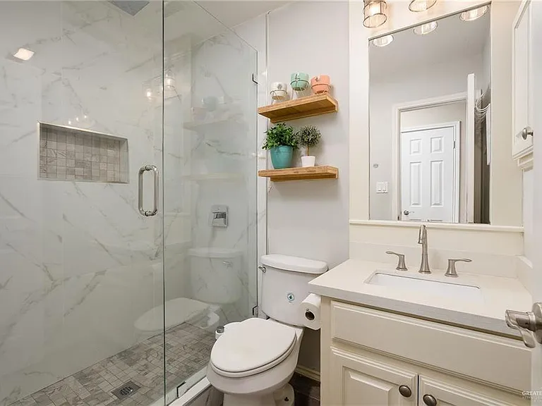 413 E Wisteria Ave — Photo 10
