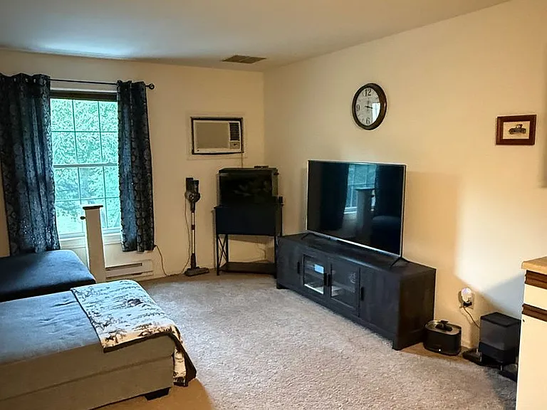 845 Silver Spring Plz — Photo 3