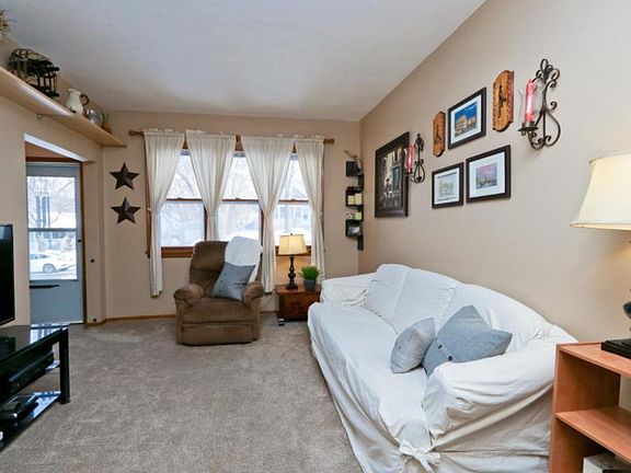 3rd image of 1071 Cumberland St