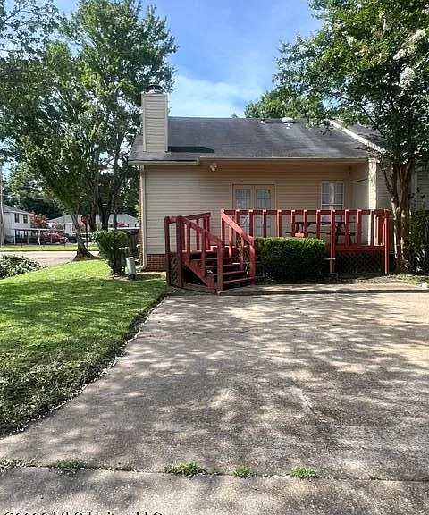 105 Northtown Dr — Photo 2
