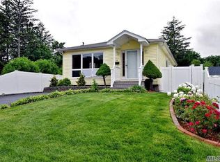 18 Thomas Pl, Smithtown, NY 11787