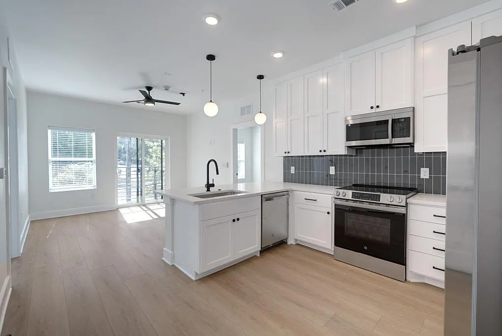 2 bed, 813 sqft, $1,695 — Photo 2