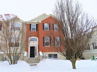 264 Comstock Dr #1, Elgin, IL 60124