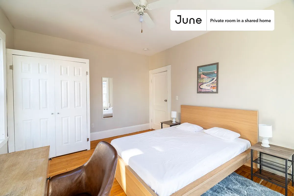 Queen bedroom in 4 bed/2 bath home in Allston #1757 A — Photo 2