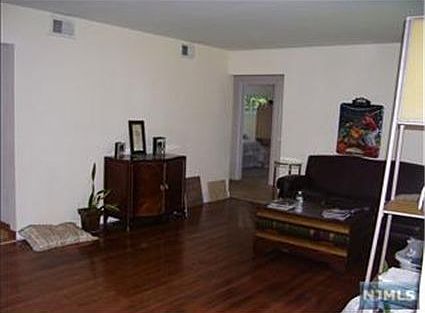 2nd image of 14 Beekman Pl