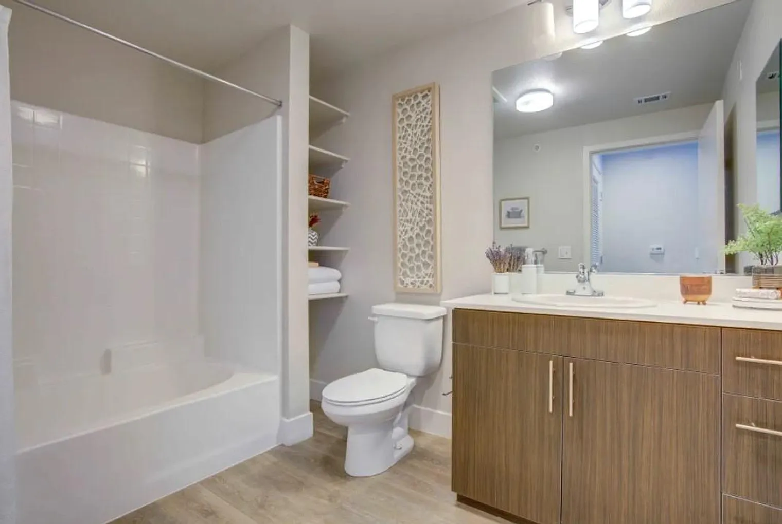 1 bed, 1.0 bath, 882 sqft, $7,371 — Photo 2