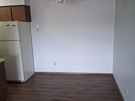Eat in kitchen with ceiling fan.