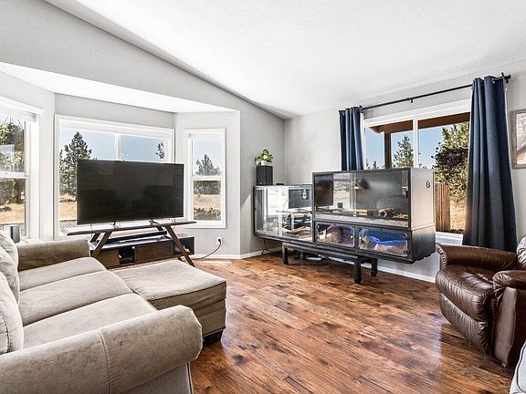 Living Area 2>