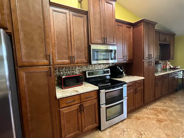 315 SW Dwight Ave — Photo 2