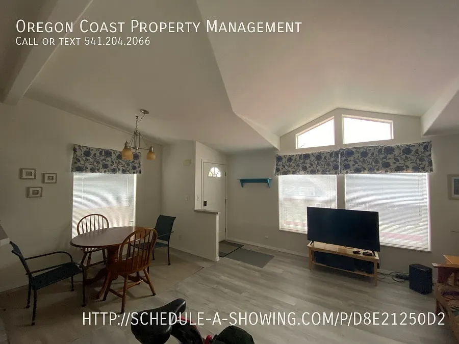 2 Bedroom 2 Bathroom Furnished Home in Newport — Photo 3