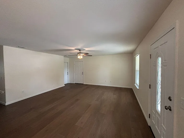 1379 Stratford Ave — Photo 7
