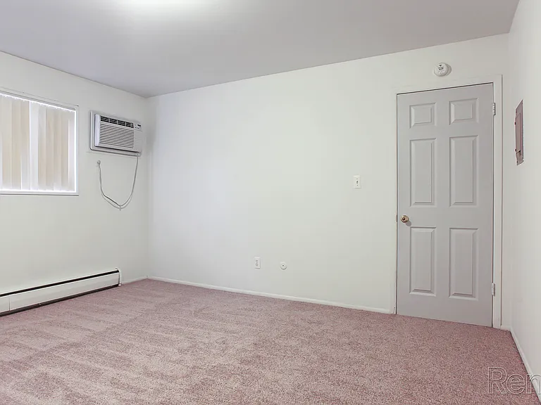 Rochester House Apartments — Photo 9