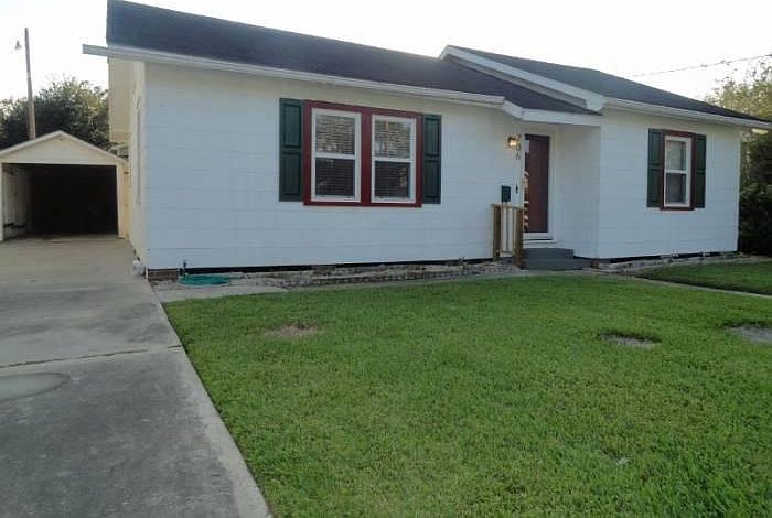 Front of house /driveway