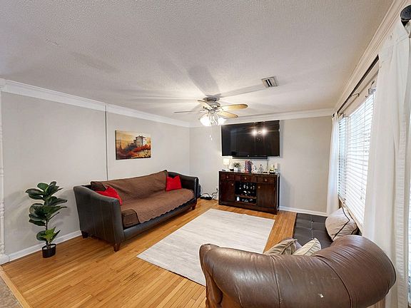 4th image of 62 Myrtle St