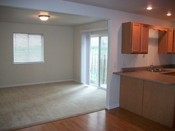 2nd image of 2415 Farnum St