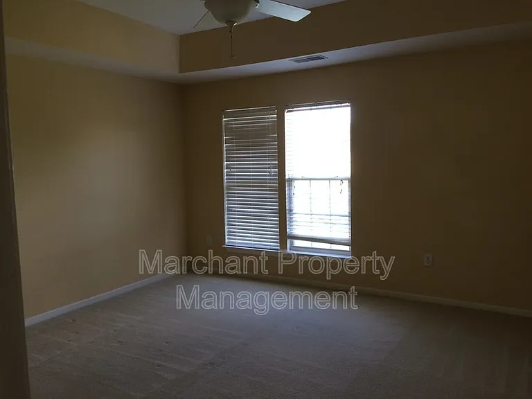 305 Londonderry Ct — Photo 9