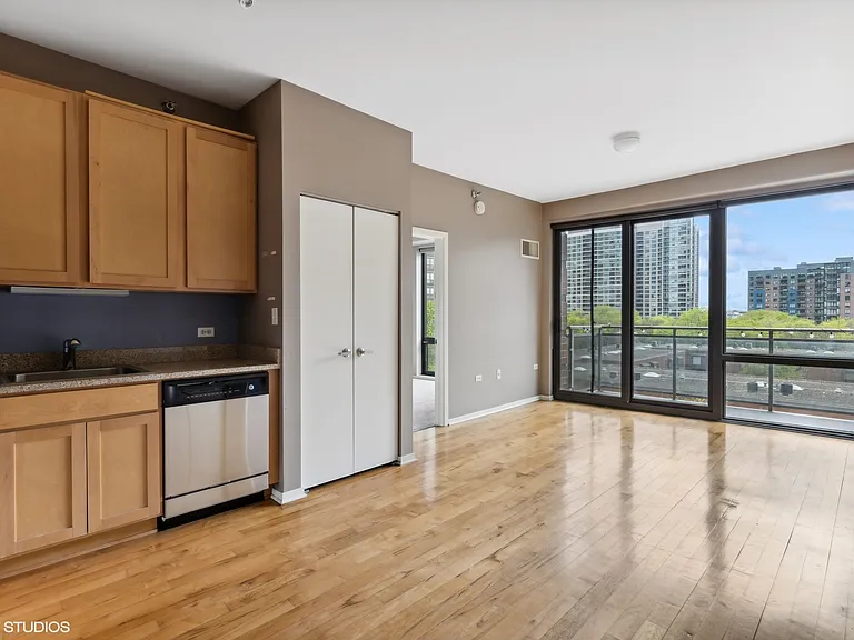 1 E 8th St #405 — Photo 2