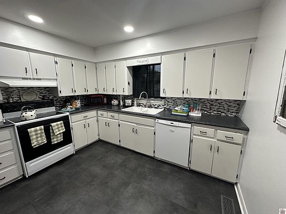 3rd image of 321 Irvan St