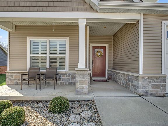 3rd image of 1862 Cloverdale Dr
