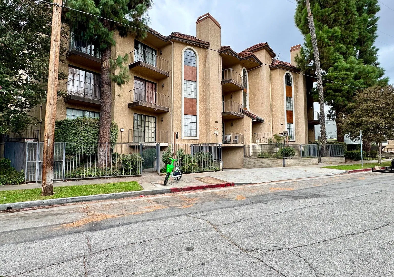 Renovated Top-Floor 2BR/2BA Condo Near Ventura Blvd — Photo 2
