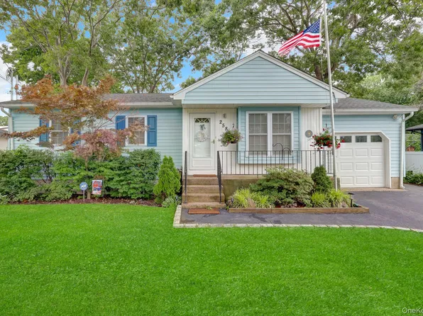 258 Floyd Road, Shirley, NY 11967