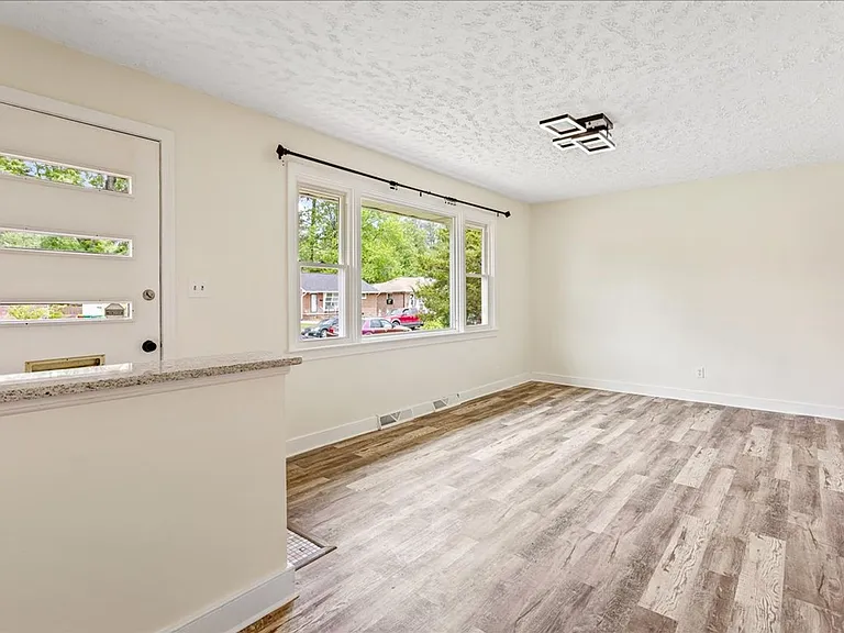 750 Hampton Rd — Photo 22