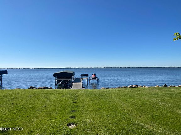 2nd image of 664 N Lake Dr