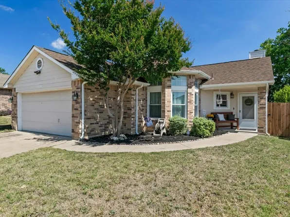 5528 Stone Meadow Ln, Fort Worth, TX 76179