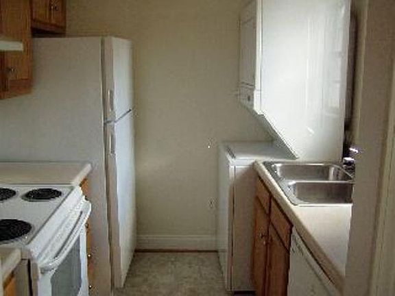 2nd image of 827 Judd St