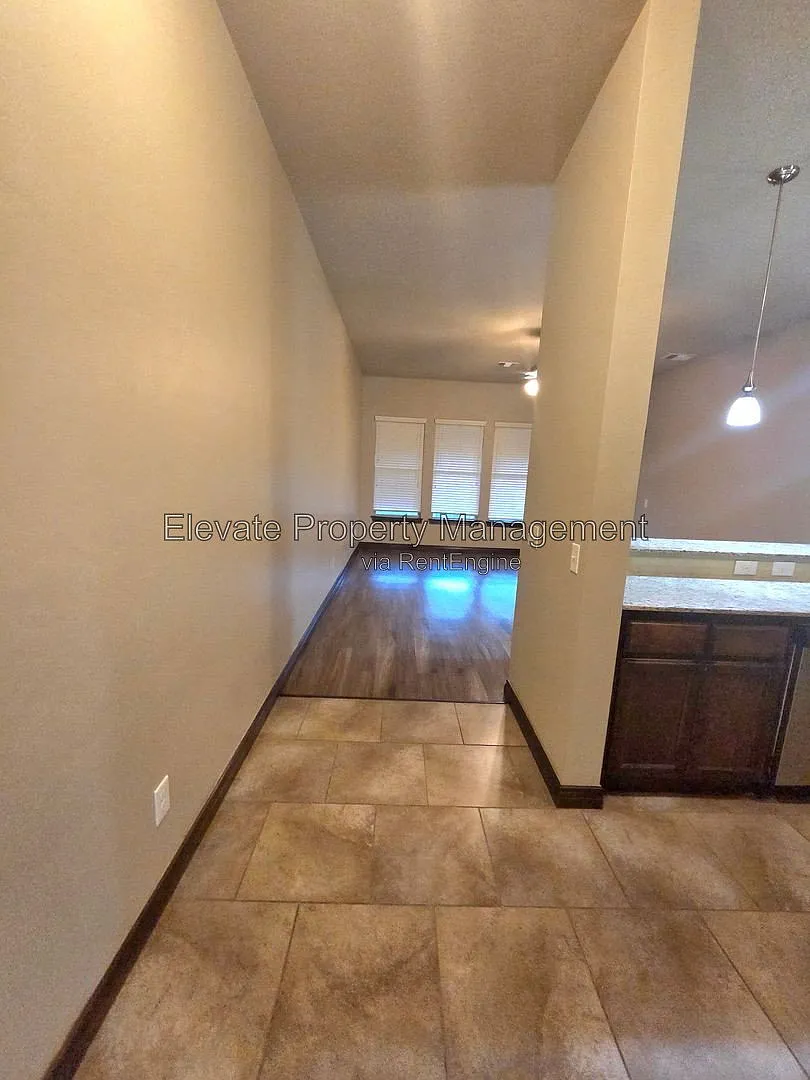 3 bed, 2.0 bath, 1431 sqft, $1,395 — Photo 4