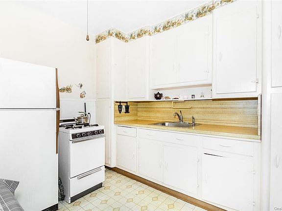 4th image of 145 Villa Ave