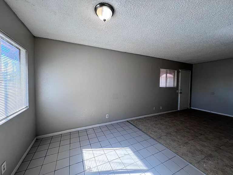 600 E 5th St #10 — Photo 6
