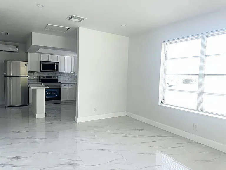 425 SW 18th Ave — Photo 3