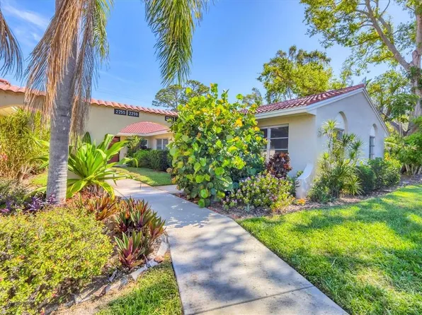2267 Pueblo Ln #V-40, Sarasota, FL 34231