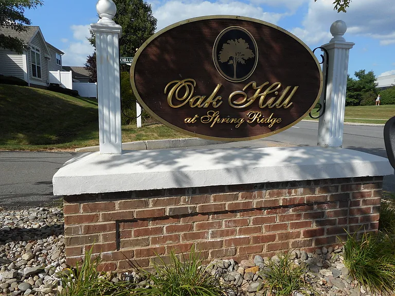 527 Oak Hill Ln — Photo 4