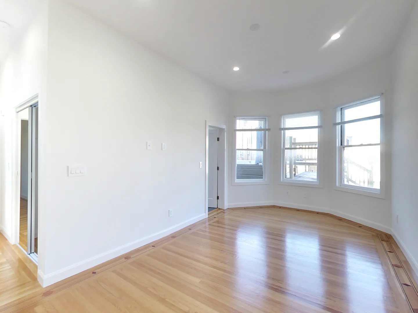 Remodeled 4 Bed Plus Den with Laundry in the Heart of North Beach! W/ $3000 Deposit!! — Photo 2