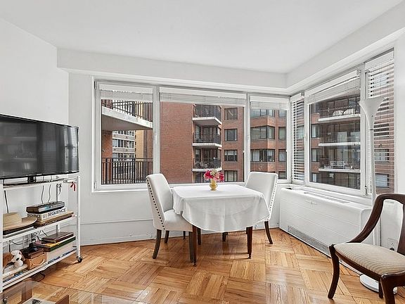 3rd image of 60 Sutton Pl S APT 6IS
