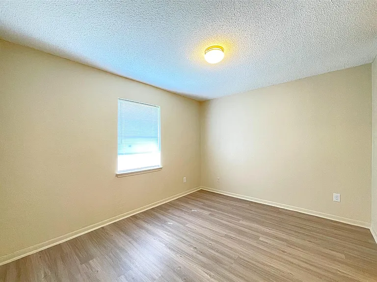 902 N Meadows Dr — Photo 9