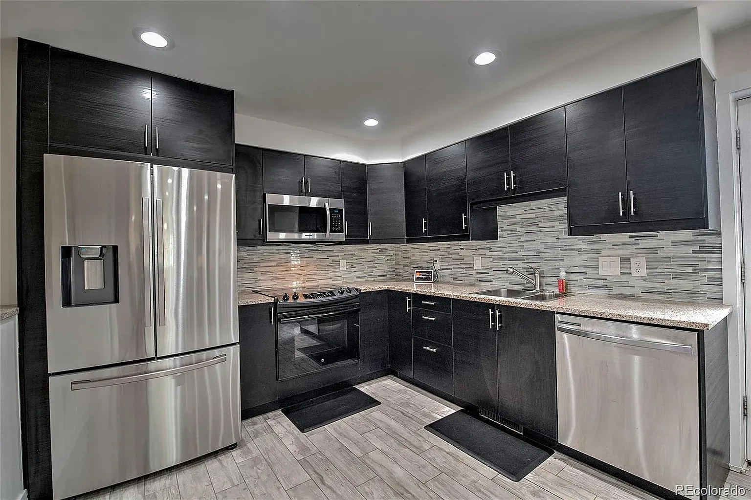 2 bed, 1040 sqft, $2,450 — Photo 3