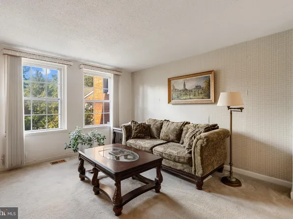 4849 28th St S #B, Arlington, VA 22206