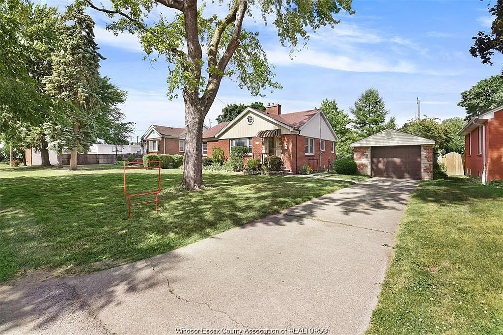 Building Photo - 2432 Buckingham Dr