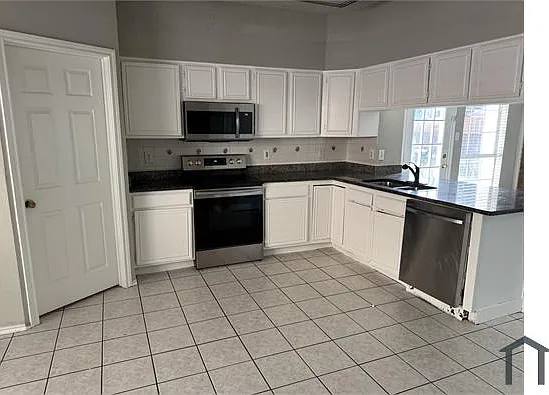 5 bed, 2139 sqft, $3,100 — Photo 4