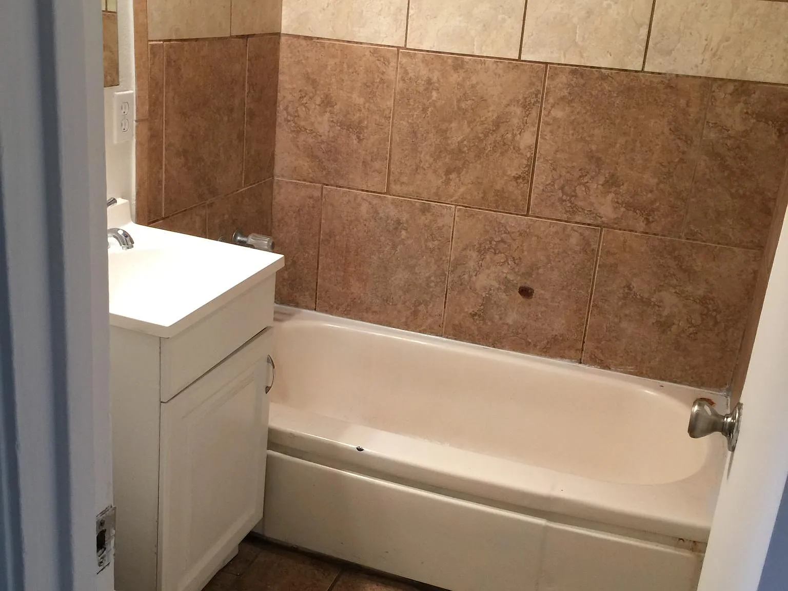 2 bed, 600 sqft, $2,100 — Photo 3