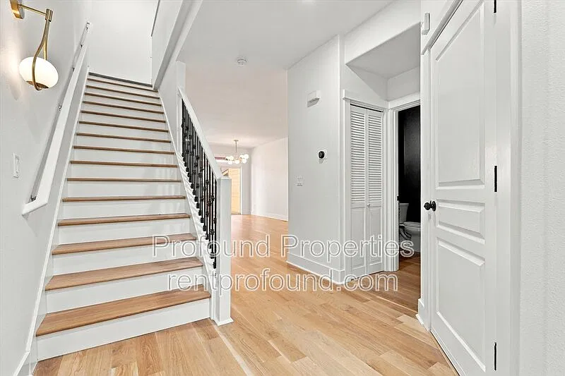 3 bed, 2.5 bath, 2200 sqft, $2,750 — Photo 2